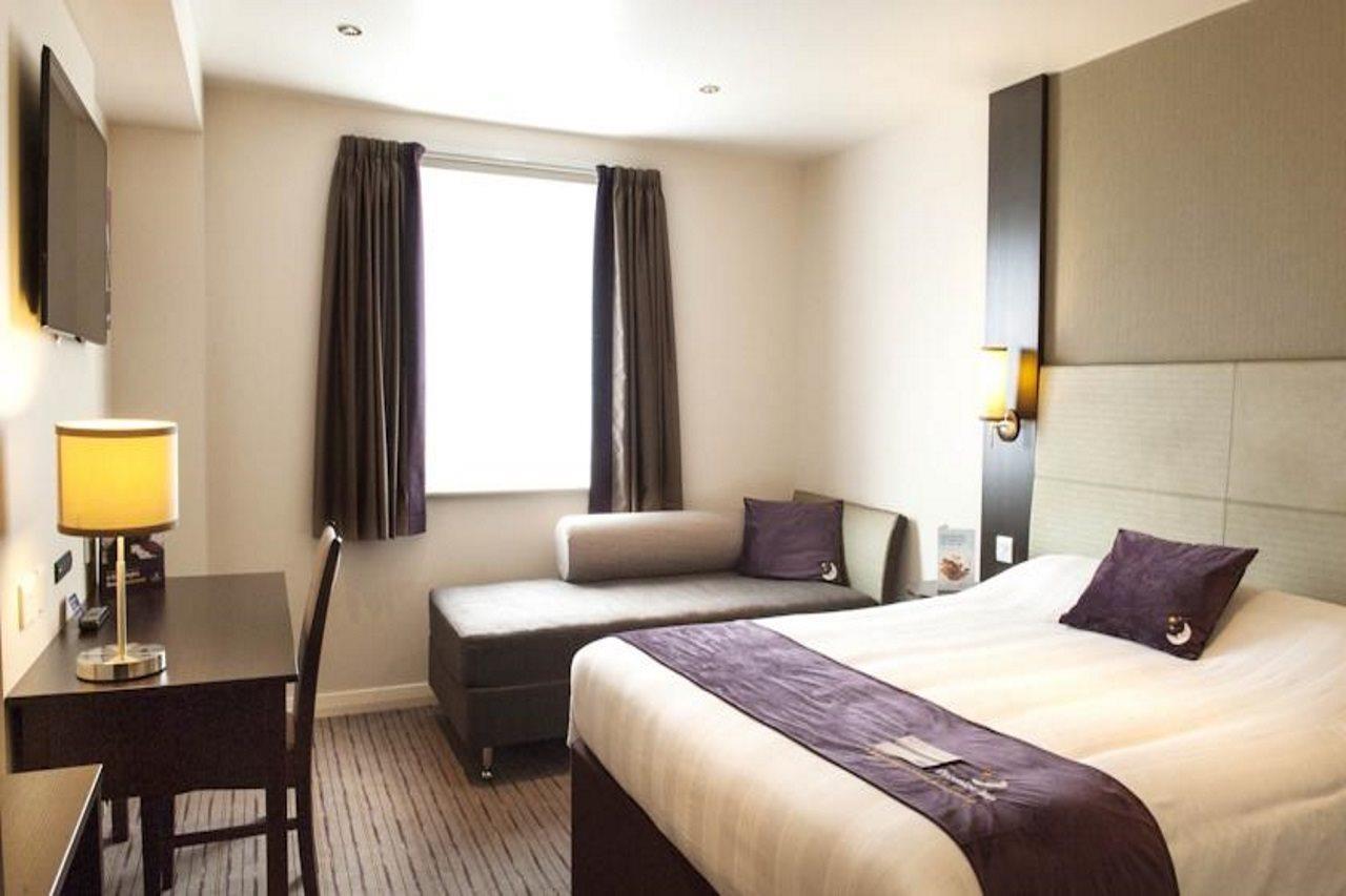 Premier Inn Premier Inn Wirral Greasby Екстериор снимка
